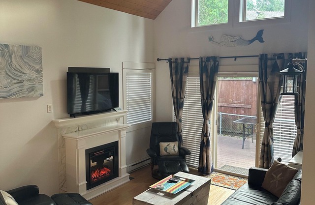 Mermaid Cottage Short Walk to Rathtrevor Beach. 3 Bedroom 2 Bathroom cottage.