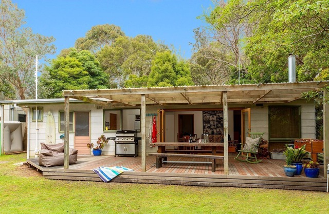 Merricks Surf Cottage, Unique opportunity...set in lush bush with Merricks Beach just 25m away.