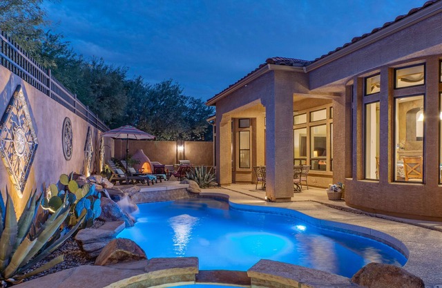 Mesa: TVs & King Beds All BRs, Heated POOL, Spa, Kiva Fireplace, Putting Green, Bikes