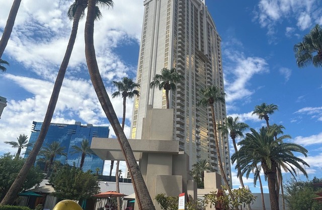 MGM SIGNATURE LUXURY ! FREE PARKING ! NO RESORT FEES ! WELCOME TO THE MGM POOLS