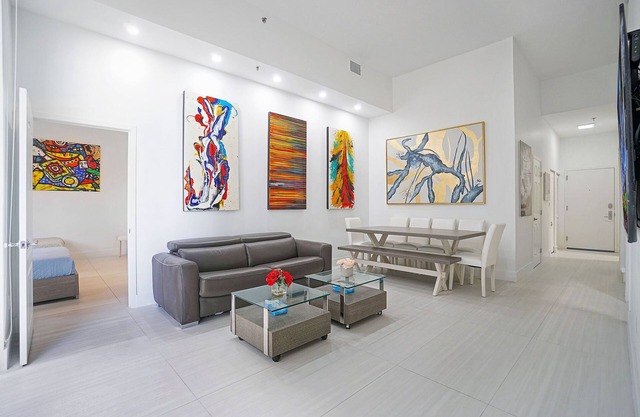 Miami Brickell 4 Bedrooms High Ceiling loft at the pools & Jacuzzi