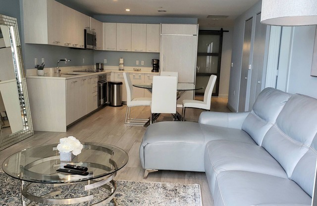 Miami Escape: 1BR+Den near Best! Nightlife, Restaurants, Shops & Luxe Amenities