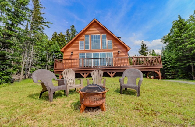 🐾Michaud Mountain Chalet - Private cabin with incredible views of Rangeley Lake! Dog Friendly