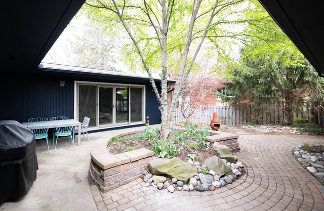 Mid Century Modern House: Beautiful, Spacious & Close To Stadium