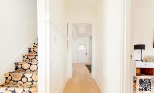 MidMod Muse, a Sumner Stay