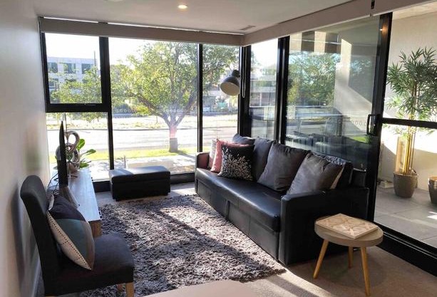 Midnight Luxe 1 BR Executive Apartment in the heart of Braddon Pool Sauna Secure Parking Wine WiFi Netflix