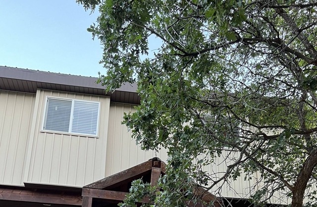 Midway Cottage Meets Cabin - Family cabin with large deck & fire pit