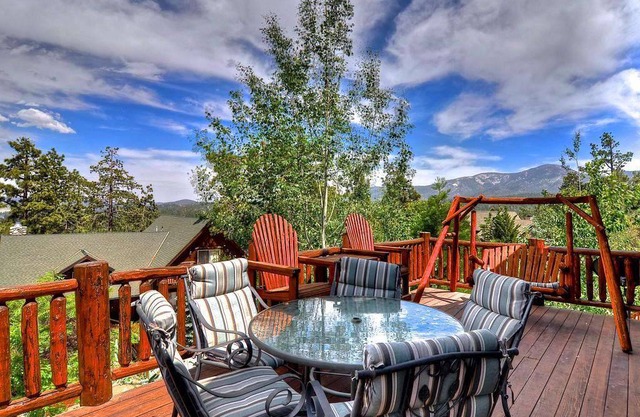 Mighty Bear Manor by AvantStay Elevated Cabin w/ Pine Tree Views, Hot Tub & Pool Table