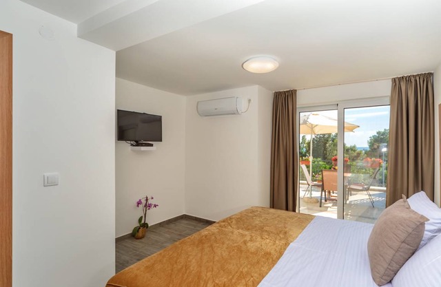 Mika's Seaview Apartments - One bedroom Apartment 2