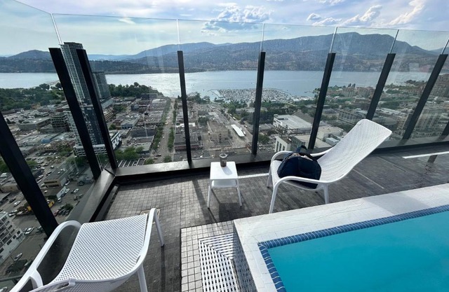 Million-Dollar View 2 bed apartment with 34th floor Rooftop and infinite pool in Downtown Kelowna