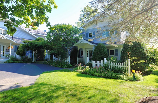 Mimi's Lakefront Cottage