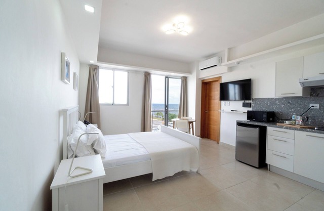 Minimalist Apartment Studio - Sea View