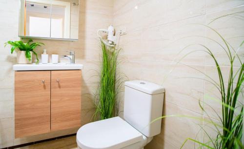 Minimalist Executive Stay with FREE Parking - Malaga Center