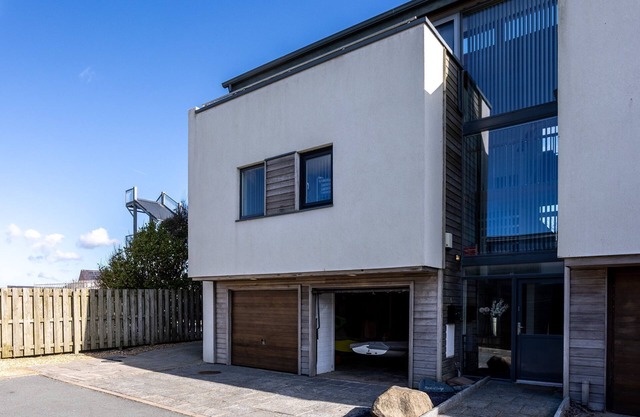 Minstrel Lodge : Spacious 4‑Bed Pet-Friendly Villa with Sea Views in Rhosneigr | Managed by Anglesey