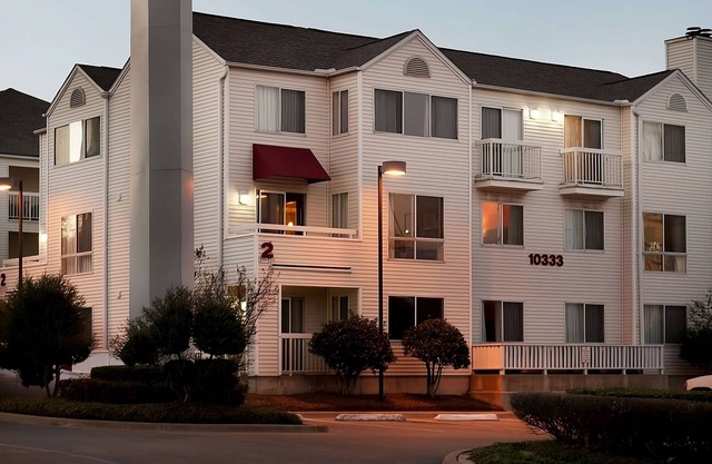 Minutes from Southern Methodist University! FREE Parking, Pets are welcome, Pool