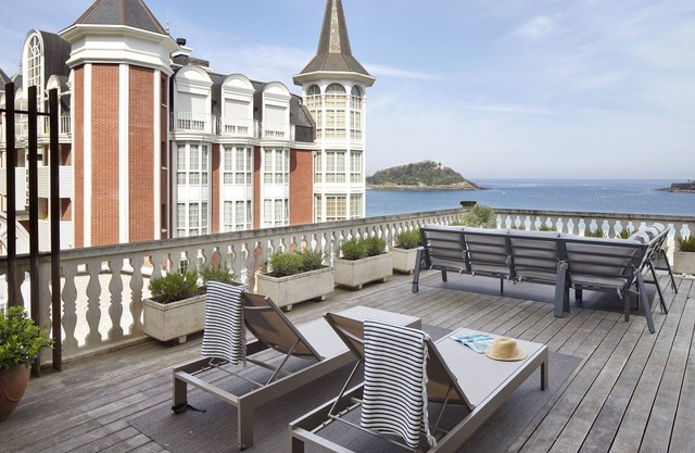 MIRACONCHA TERRACE: Luxury Apartment 6 PAX. Huge terrace with sea views