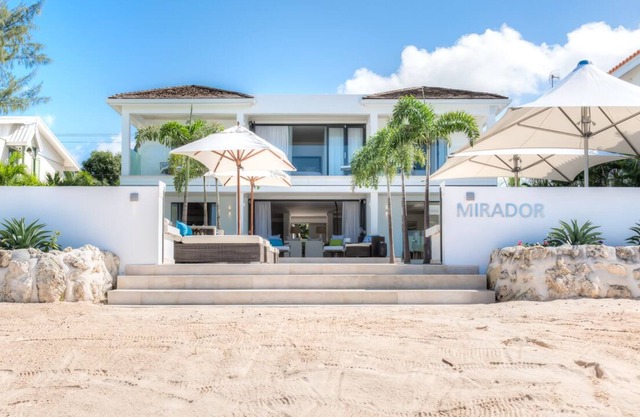 Mirador : Luxury beachfront 4-bedroom villa with pool