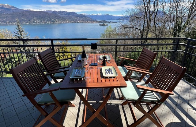 Miralago apartment with amazing lake view in Stres