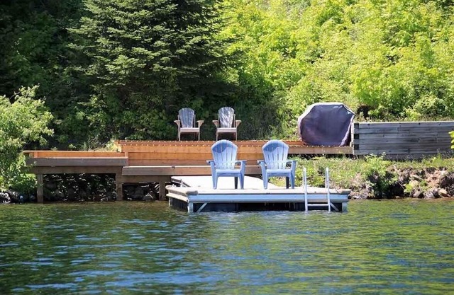 Miskwabi Lake House - Five Bedroom Cottage, Sleeps 10