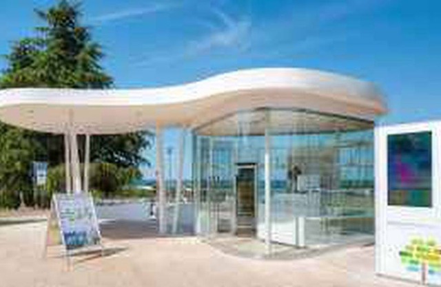 Mobilehome with tennis court and outdoor pool