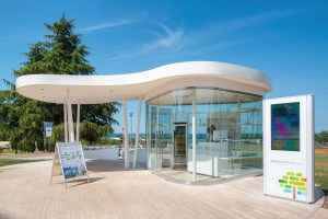 Mobilehome with tennis court and outdoor pool