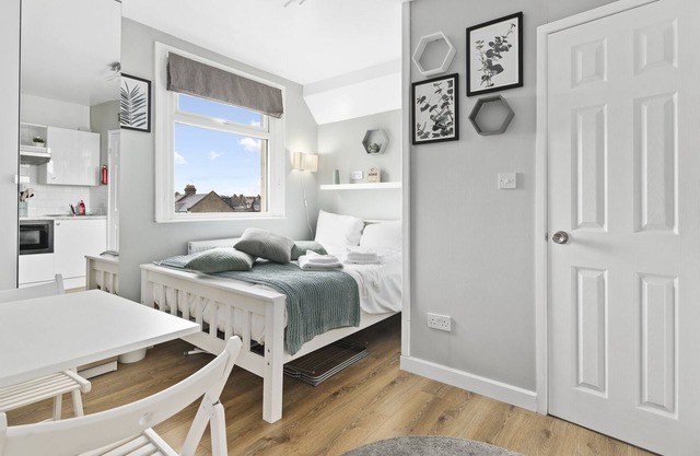 Modern 1 Bed Studio Flat in Kensal Green for up to 2 people