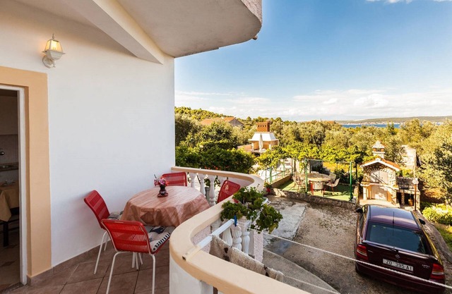 MODERN 1 BEDROOM APARTMENT - 5 MINUTES WALK TO BEACH!