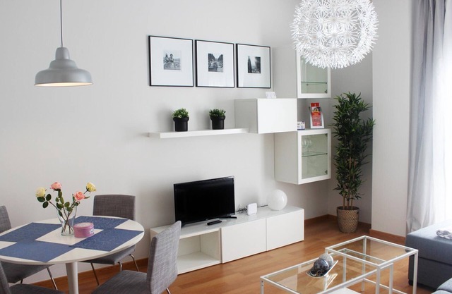 Modern 1-bedroom apartment with pool, parking, and Wi-Fi in Málaga center