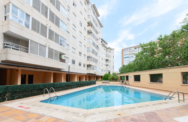 Modern 1-bedroom flat with large windows and sofa bed for guests in Madrid