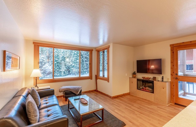 Modern 1 bedroom in Ski Trails by RedAwning