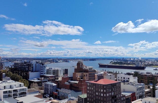 Modern 1 Bedroom Unit, near Beach with City and Harbour views, parking and WiFi