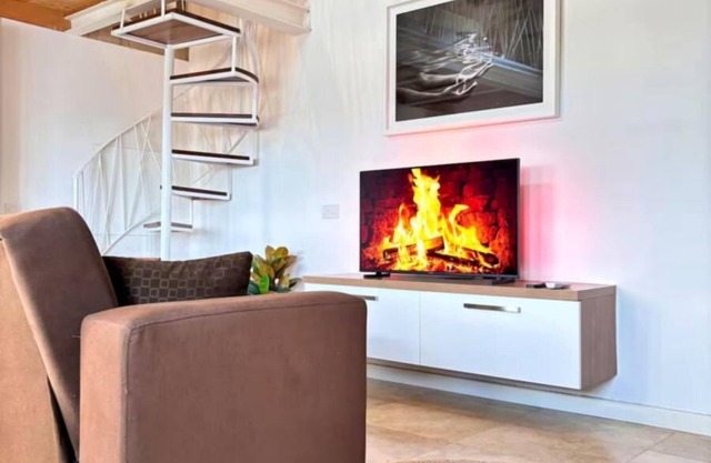Modern 1BDR City Suite with WiFi & Harbour Views!