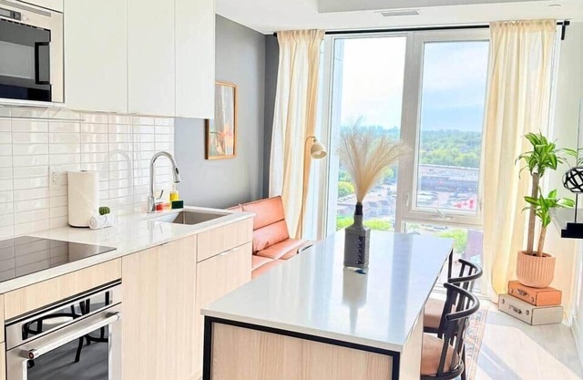 Modern 1BR Condo in Port Credit – Steps to Lake
