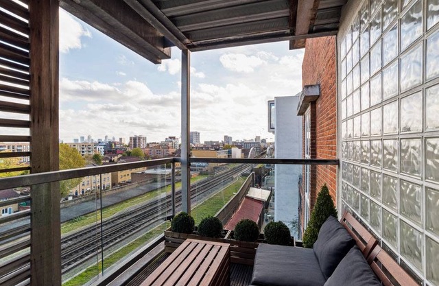 Modern 2 Bed,2 Bath East London apt with Balcony