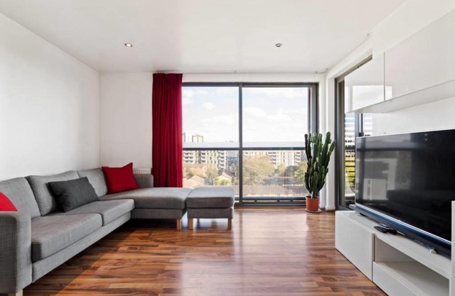 Modern 2 Bed,2 Bath East London apt with Balcony