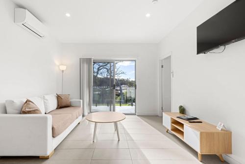 Modern 2 Bed Apartment with BBQ - 6 Min walk to beach