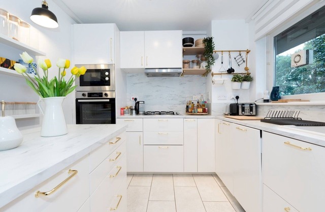 Modern 2-Bed Flat, Woolwich Station 6 Mins Walk | Pass the Keys