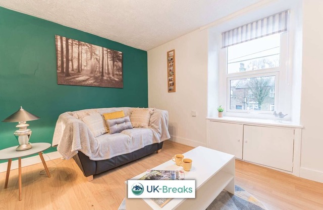 Modern, 2 bedroom, 1st floor apartment. 24hr check-in. Fast Wi-fi. Pet friendly