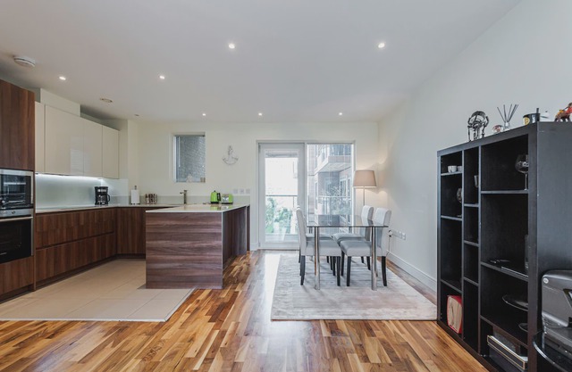 Modern 2 Bedroom 2 Bathroom Riverside Apartment