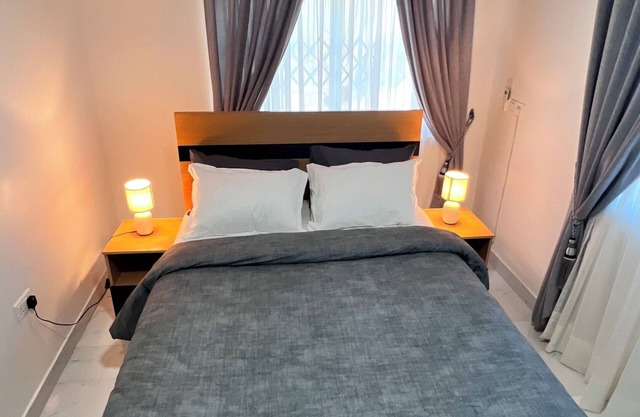 Modern 2-bedroom 2-bathroom with AC, fitness centre, WiFi in East Legon