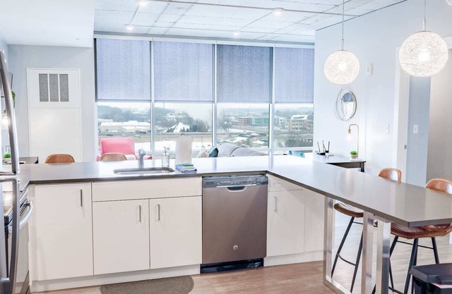 Modern 2 BR with Balcony in GR Entertainment District