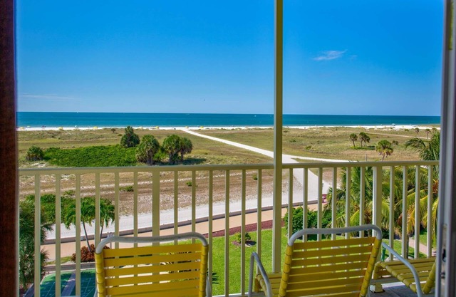 Modern 2Br/2Ba Beachfront Condo with an Incredible View. Amenities, Pool, Beautiful Beach