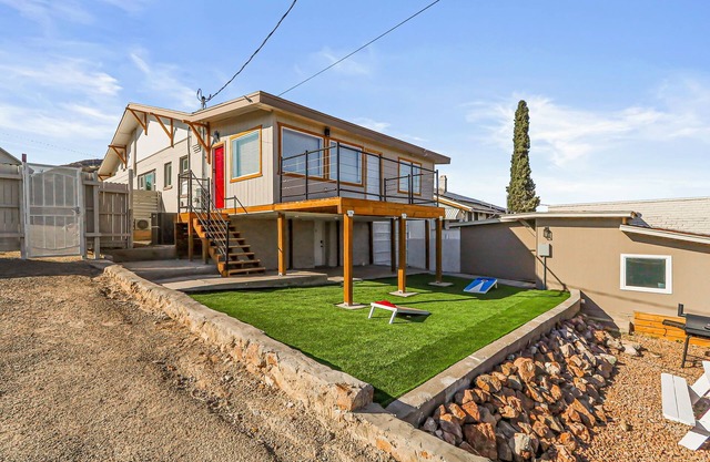 Modern 2BR/2BA Work Desks + 3 TV El Paso