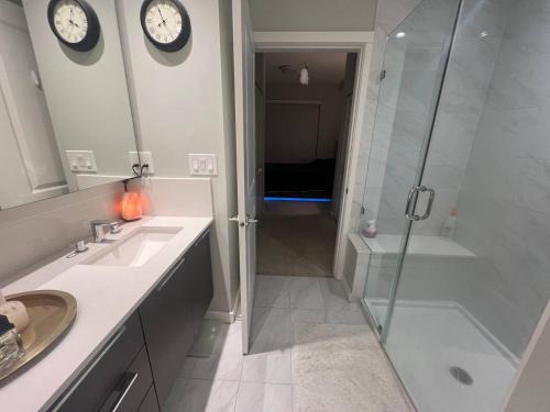 Modern 2BR Condo by Fraser River Riverwalk