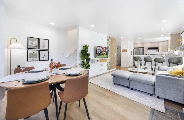 Modern 2BR Gem , Near UW & Lake Trails & Garage