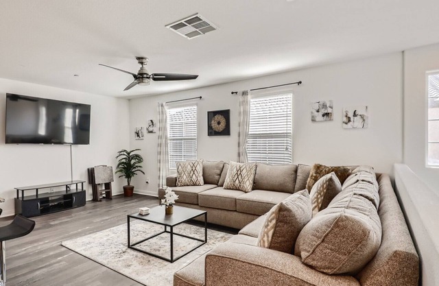 Modern 3 bed 2 bath Townhome in Las Vegas!