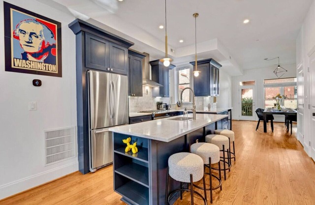 Modern 3 Bed Luxe Rowhome w Patio ideal for Groups