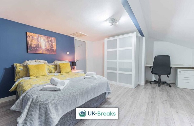 Modern, 3 bedroom, 2nd floor apartment. 24hr check-in. Fast Wi-fi. Pet friendly