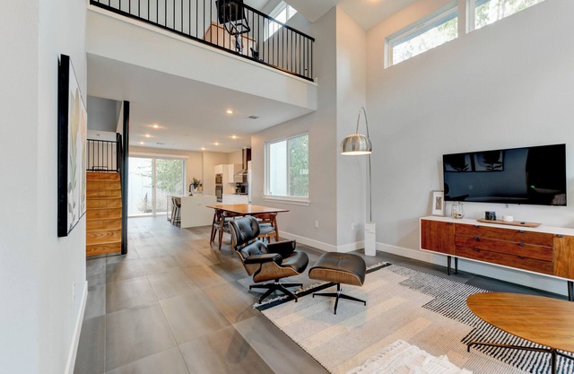 Modern 3BR Home w/Backyard, BBQ grill & Sauna!