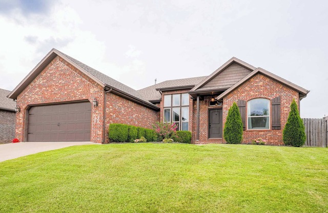 Modern 3BR Retreat EV Charger Fenced Yard by XNA